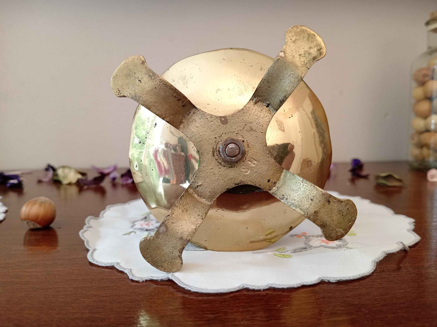 Paire de bougeoirs en bronze doré dauphins, style restauration française sculpté