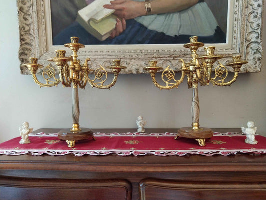 Paire de candélabres en bronze doré et onyx, style Restauration avec décor de tête d'aigle