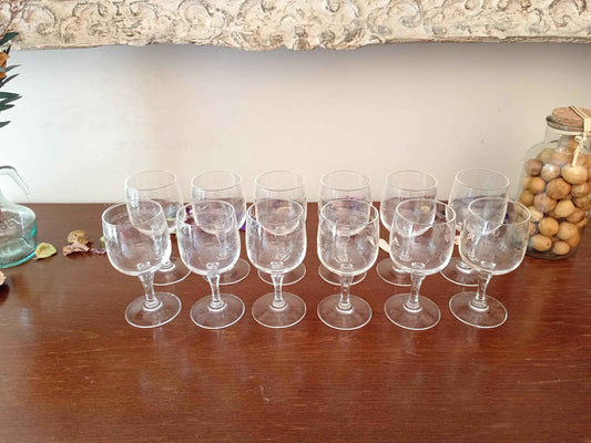 Lot de 12 verres à vin gravés cristal d'Arques modèle Matignon années 70