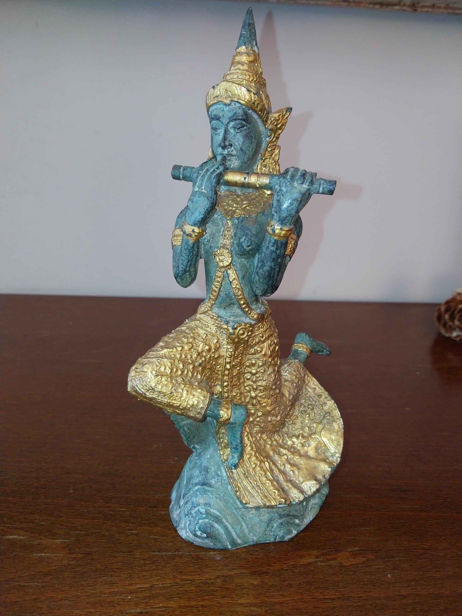 Statue de Prince Pra Apai Manee en bronze véritable avec patine verte antique