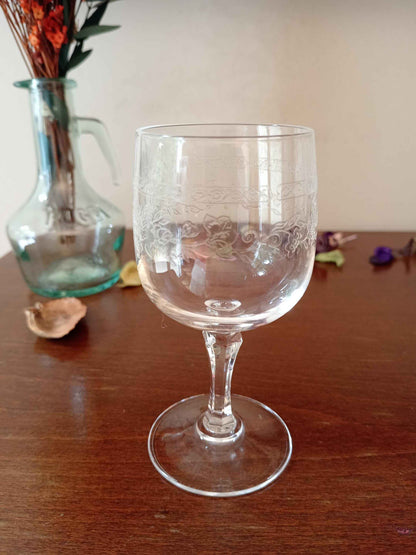 Lot de 12 verres à vin gravés cristal d'Arques modèle Matignon années 70