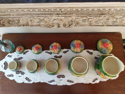 Ensemble de 5 pots à épices vintage en barbotine avec décor fruitier, 20ème siècle