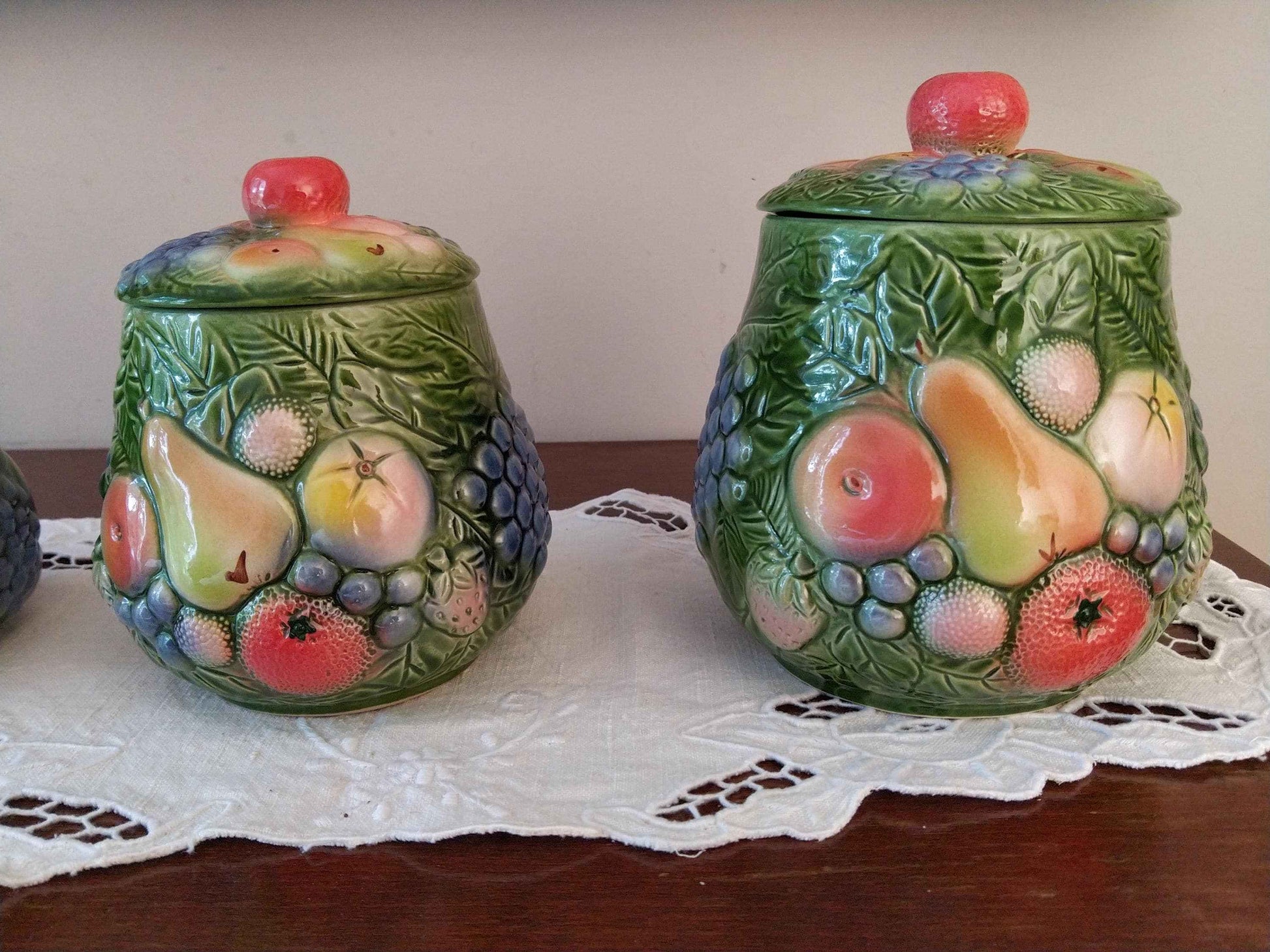 Ensemble de 5 pots à épices vintage en barbotine avec décor fruitier, 20ème siècle