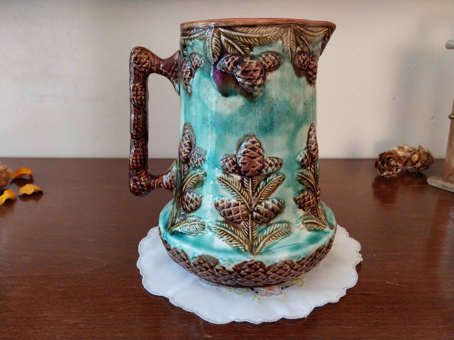 Pichet barbotine 19ème siècle avec décor de pomme de sapin - Carafe ancienne en céramique artisanale