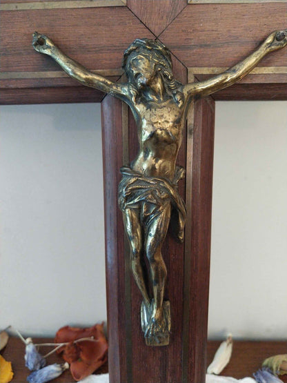 Crucifix ancien en bois et métal doré avec bénitier vintage des années 50