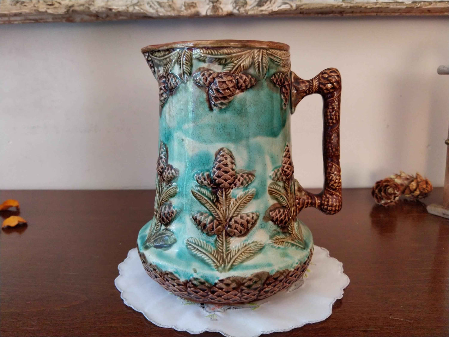 Pichet barbotine 19ème siècle avec décor de pomme de sapin - Carafe ancienne en céramique artisanale