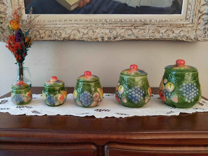 Ensemble de 5 pots à épices vintage en barbotine avec décor fruitier, 20ème siècle