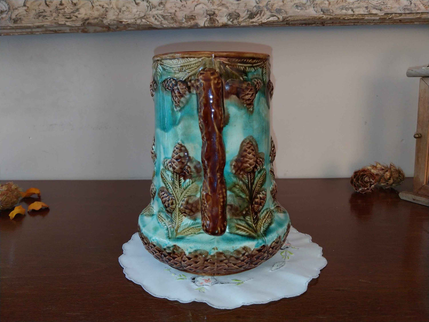 Pichet barbotine 19ème siècle avec décor de pomme de sapin - Carafe ancienne en céramique artisanale