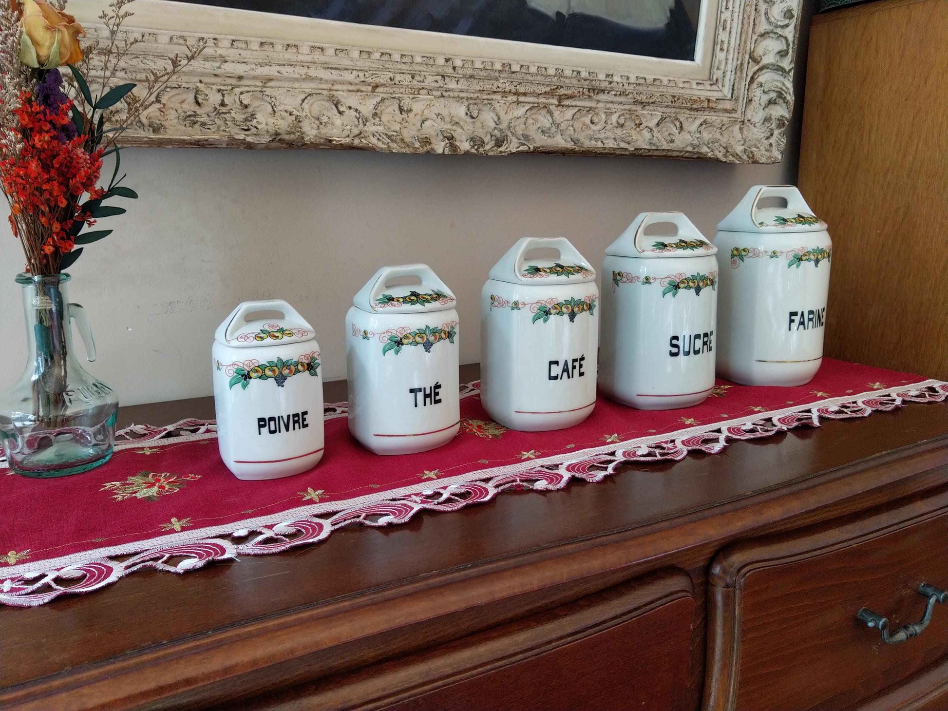 Ensemble de 6 pots à épices anciens en porcelaine avec décoration de pommes et raisins