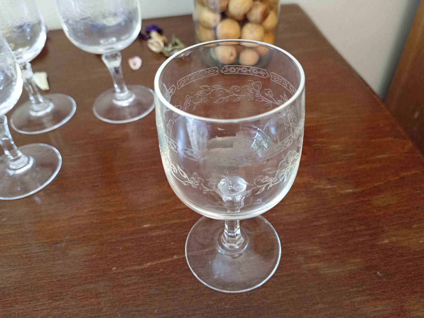 Lot de 12 verres à vin gravés cristal d'Arques modèle Matignon années 70