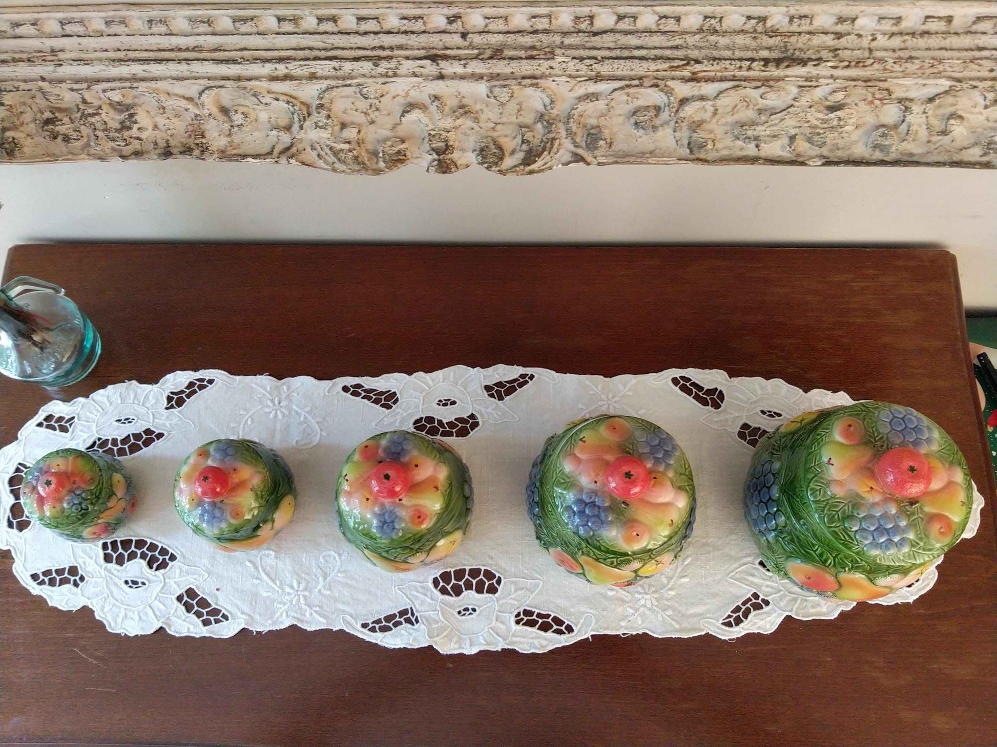 Ensemble de 5 pots à épices vintage en barbotine avec décor fruitier, 20ème siècle