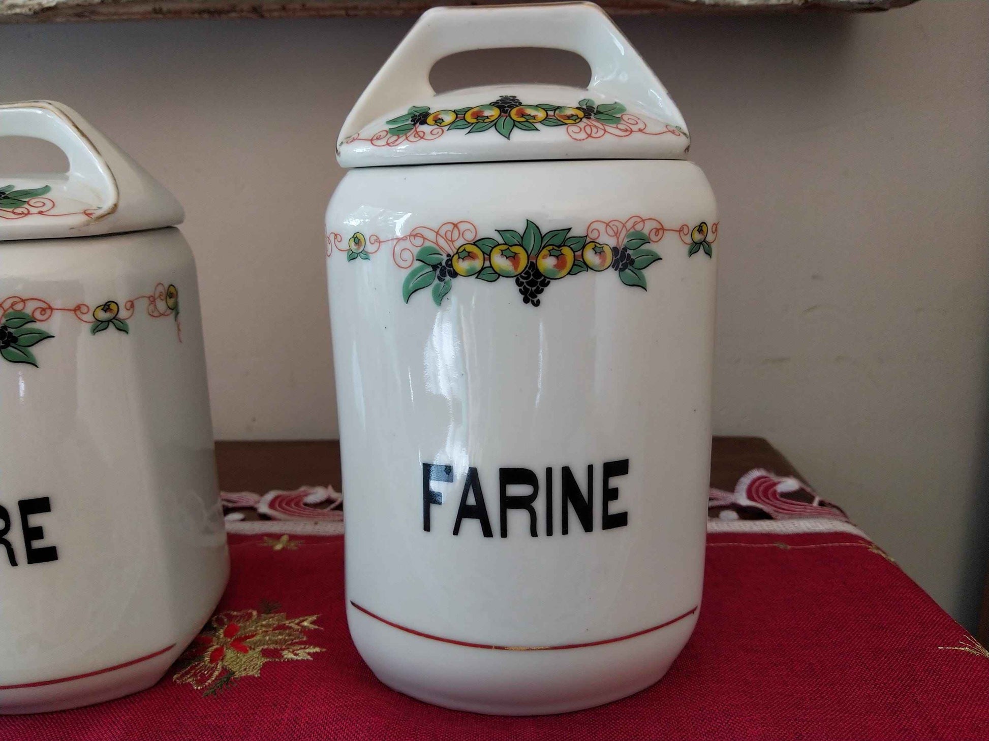 Ensemble de 6 pots à épices anciens en porcelaine avec décoration de pommes et raisins
