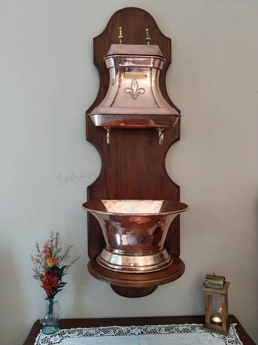 Fontaine en cuivre fleur de lys antique décorative, symbole de royauté française