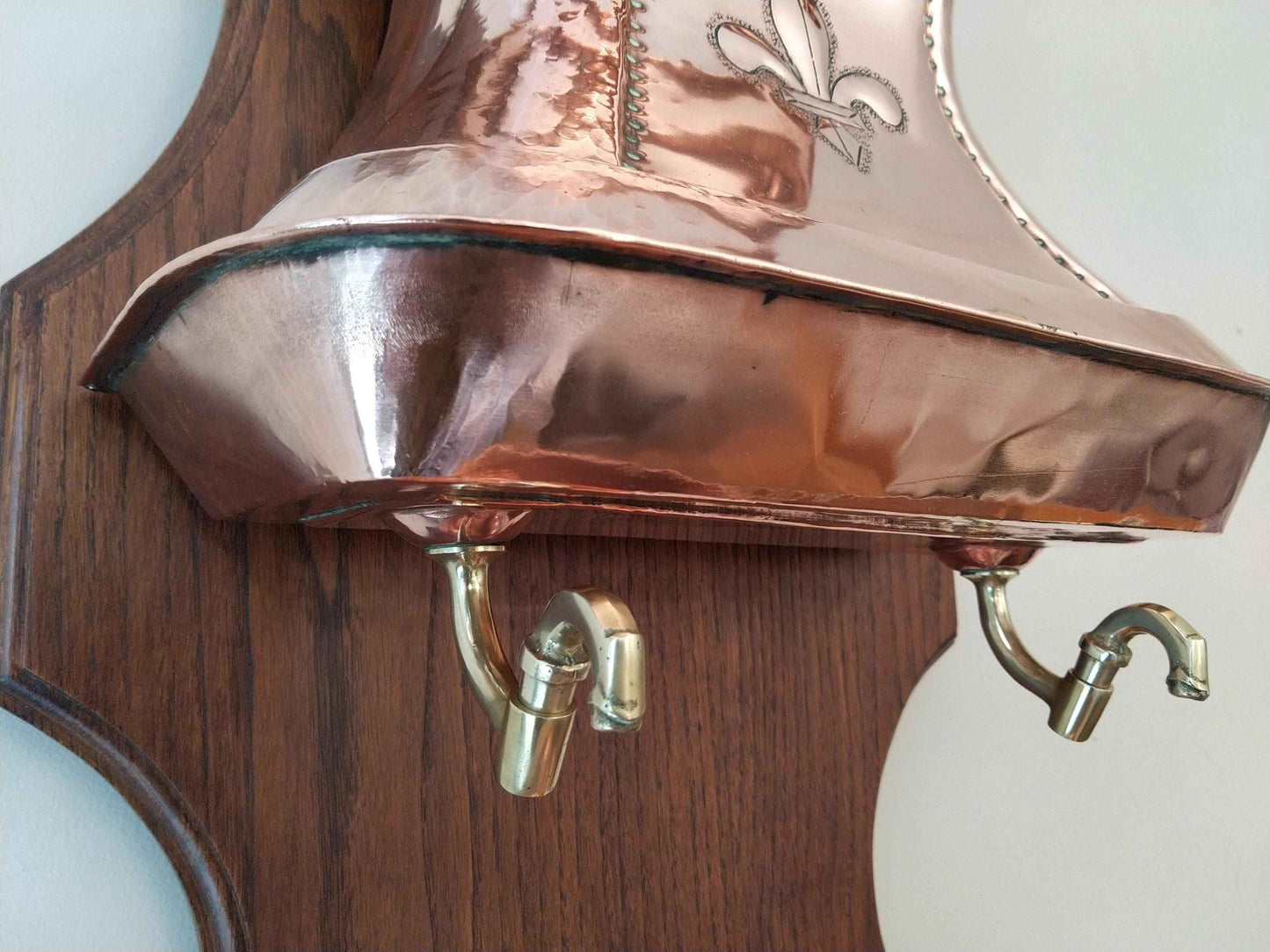 Fontaine en cuivre fleur de lys antique décorative, symbole de royauté française