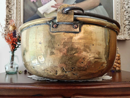 Chaudron en cuivre jaune grande taille 3.6 kg avec poignée en fer forgé - Artisanat de qualité