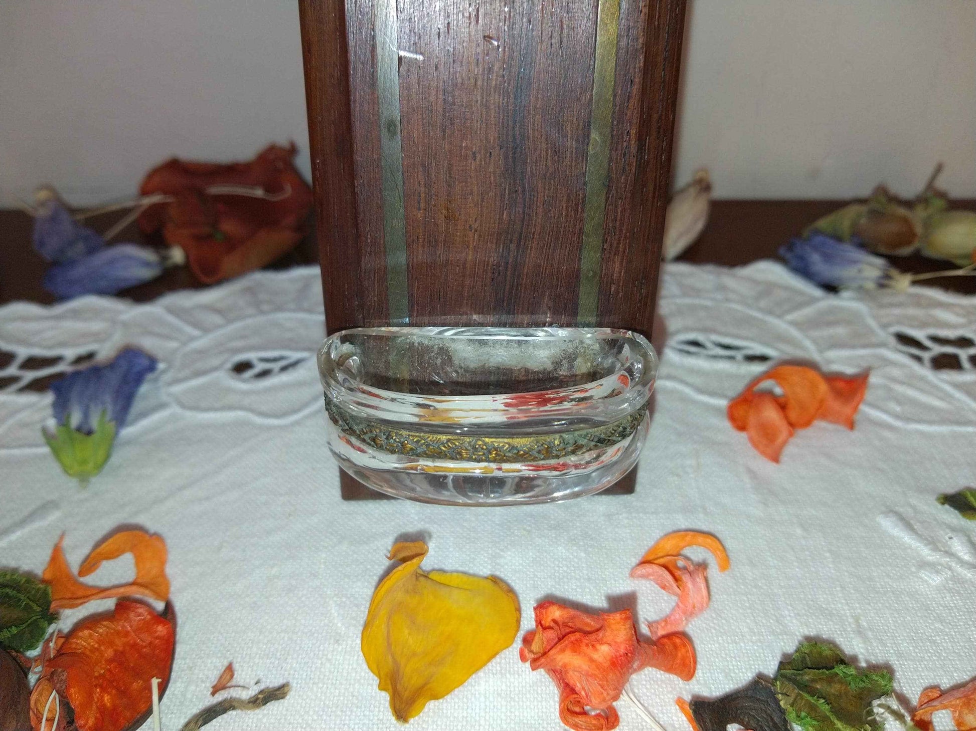 Crucifix ancien en bois et métal doré avec bénitier vintage des années 50