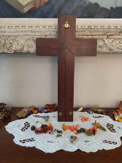 Crucifix ancien en bois et métal doré avec bénitier vintage des années 50