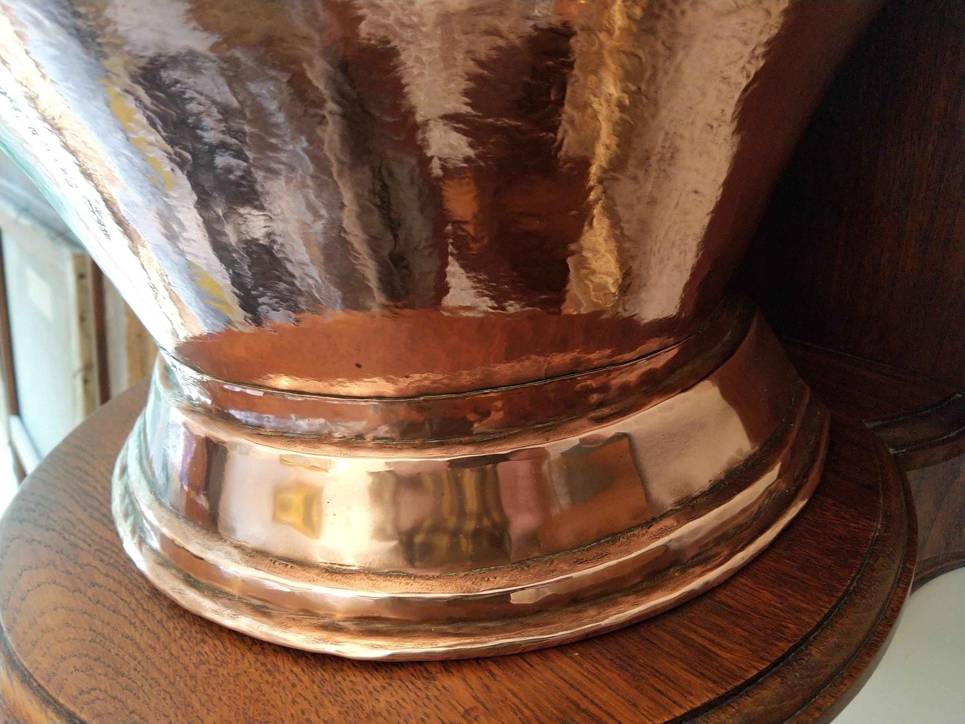 Fontaine en cuivre fleur de lys antique décorative, symbole de royauté française