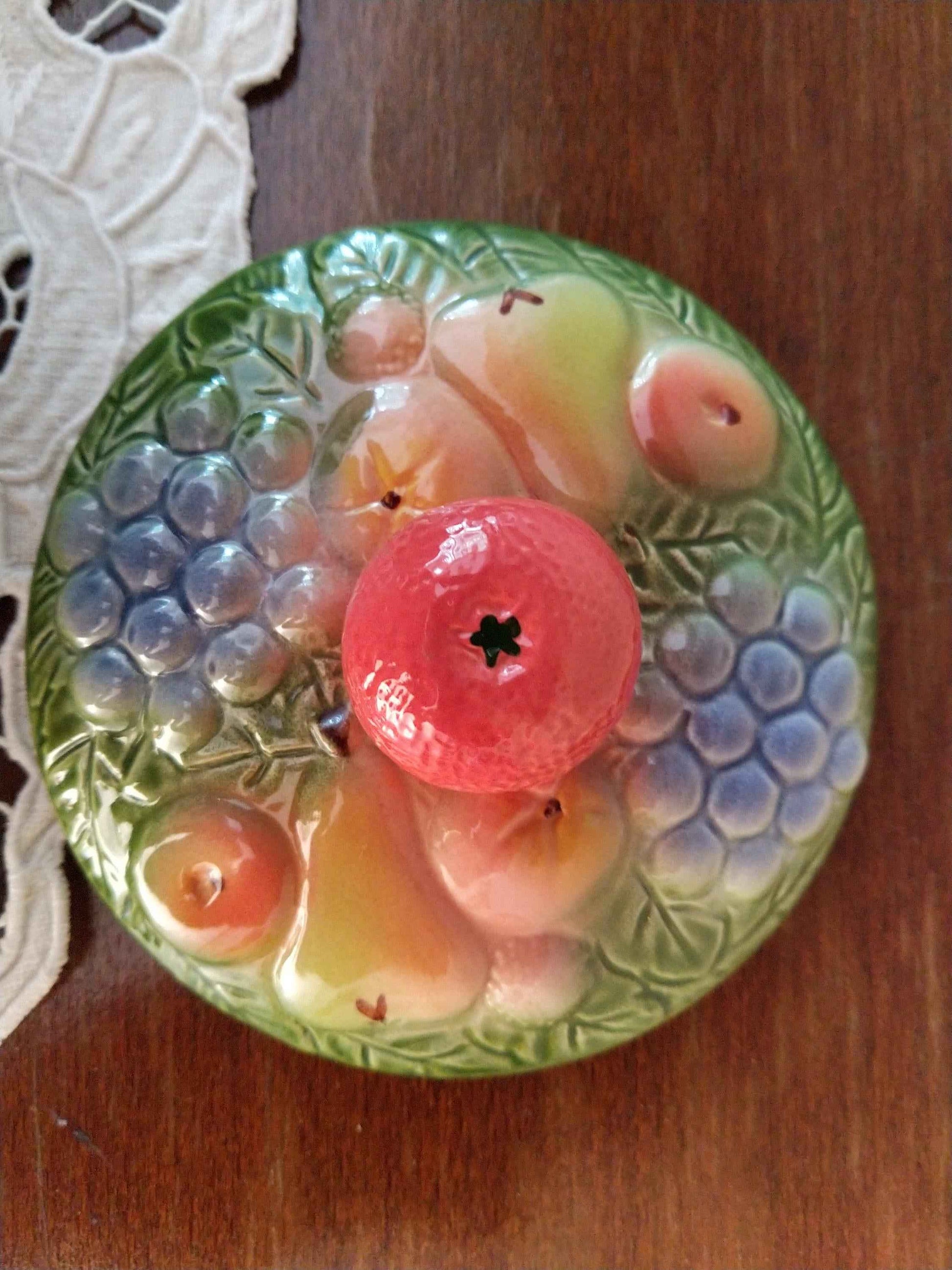 Ensemble de 5 pots à épices vintage en barbotine avec décor fruitier, 20ème siècle