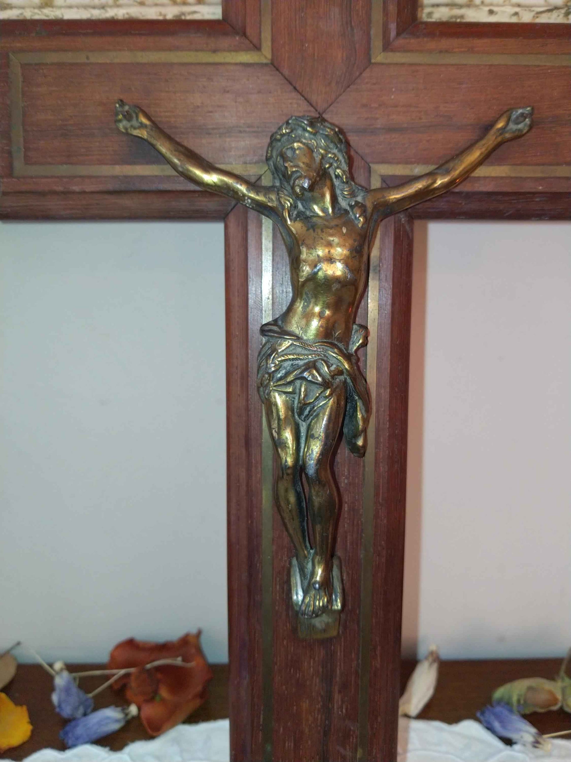 Crucifix ancien en bois et métal doré avec bénitier vintage des années 50