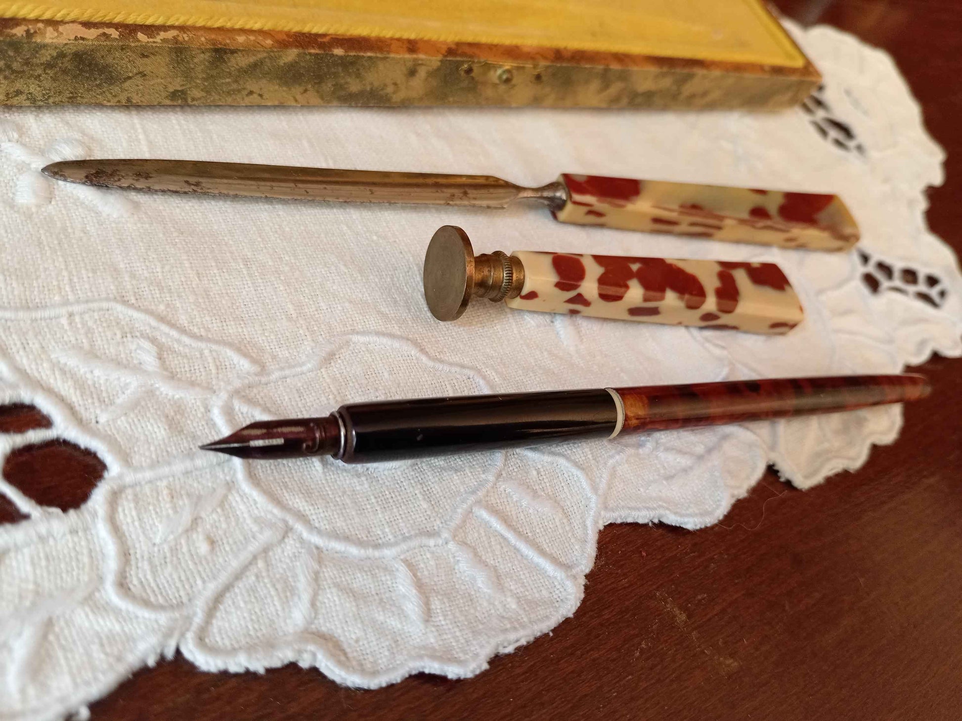 Set d'écriture vintage années 1930 : stylo plume, ouvre lettre et cachet à la cire