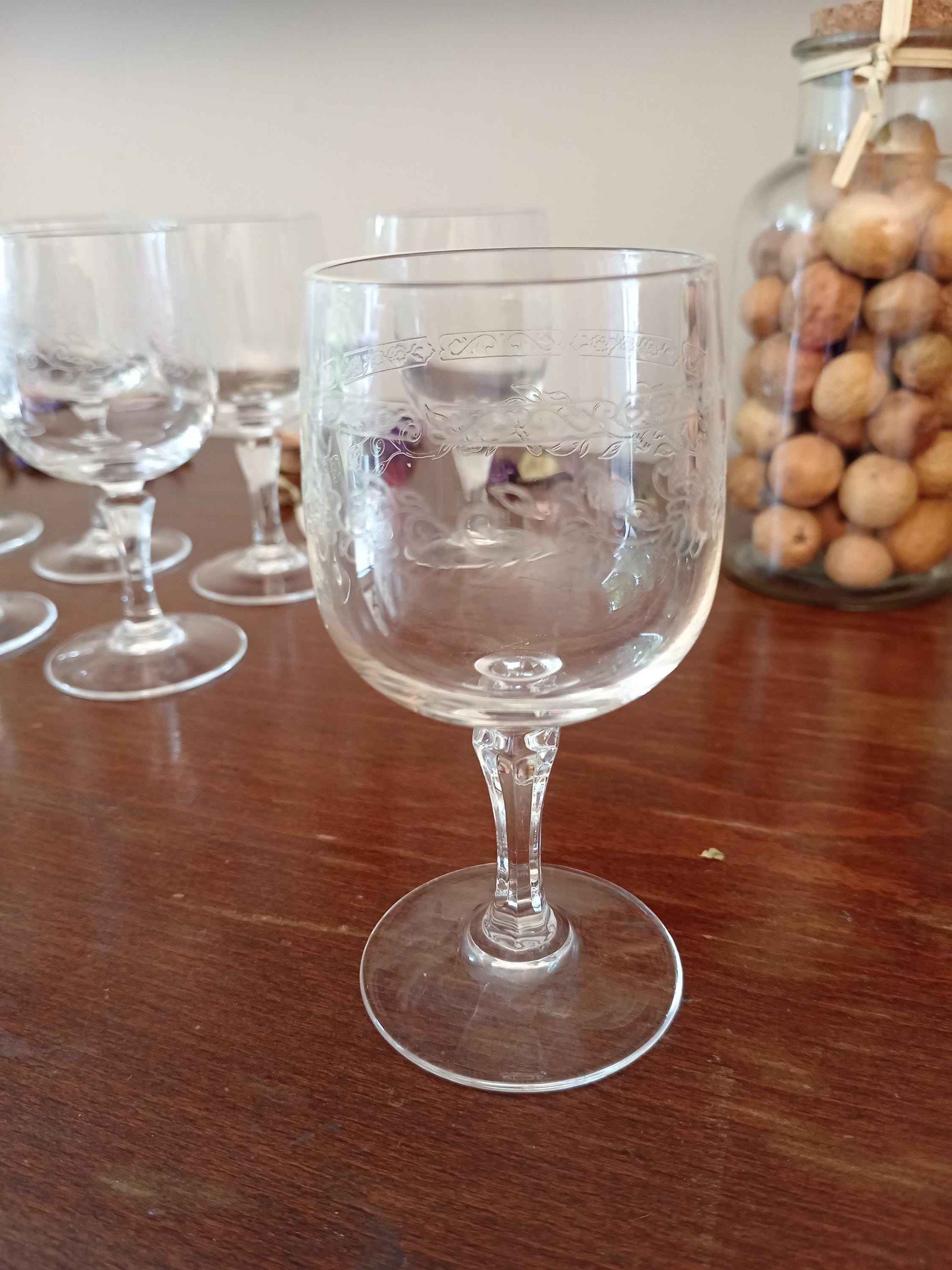 Lot de 12 verres à vin gravés cristal d'Arques modèle Matignon années 70
