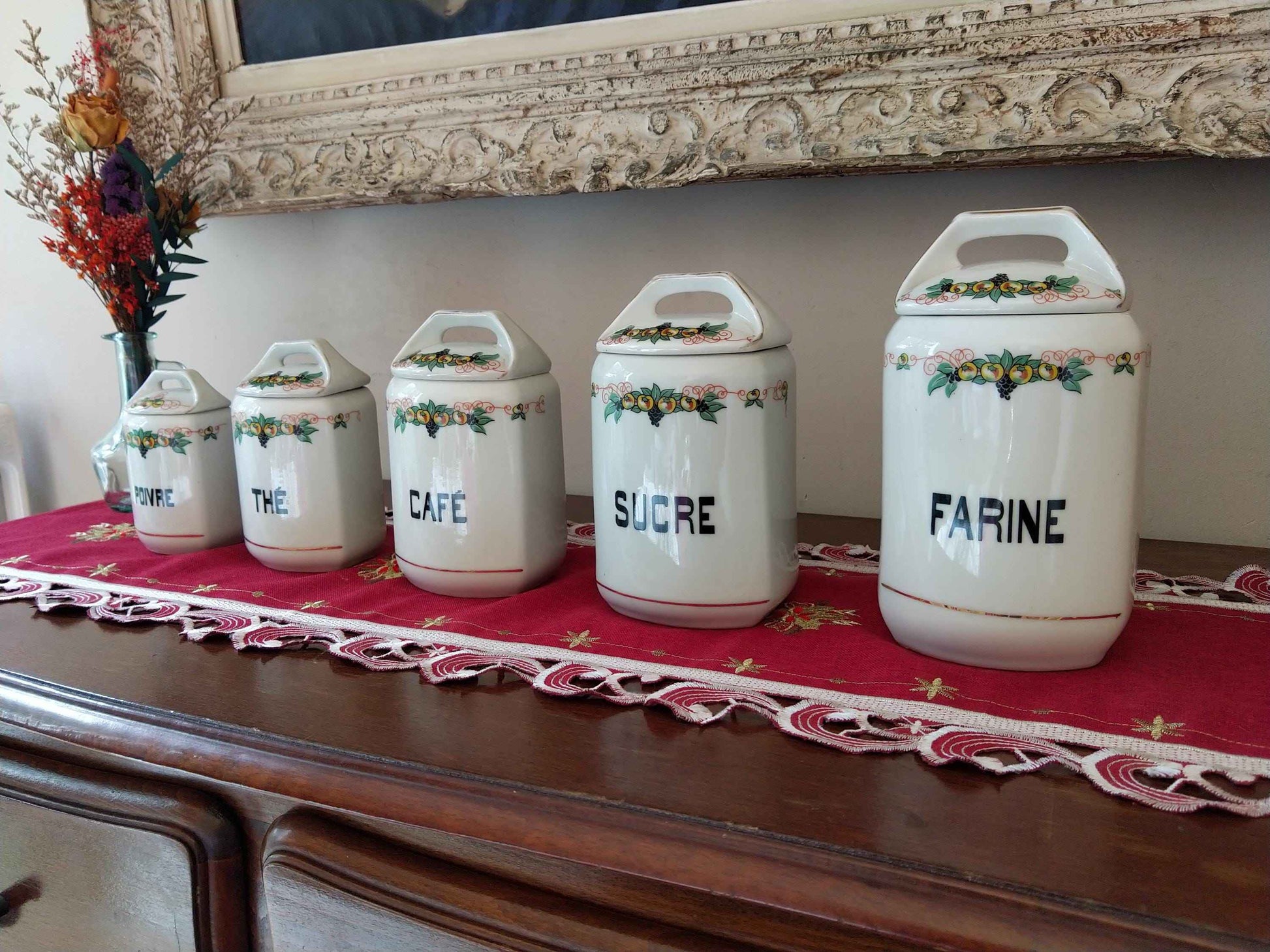 Ensemble de 6 pots à épices anciens en porcelaine avec décoration de pommes et raisins