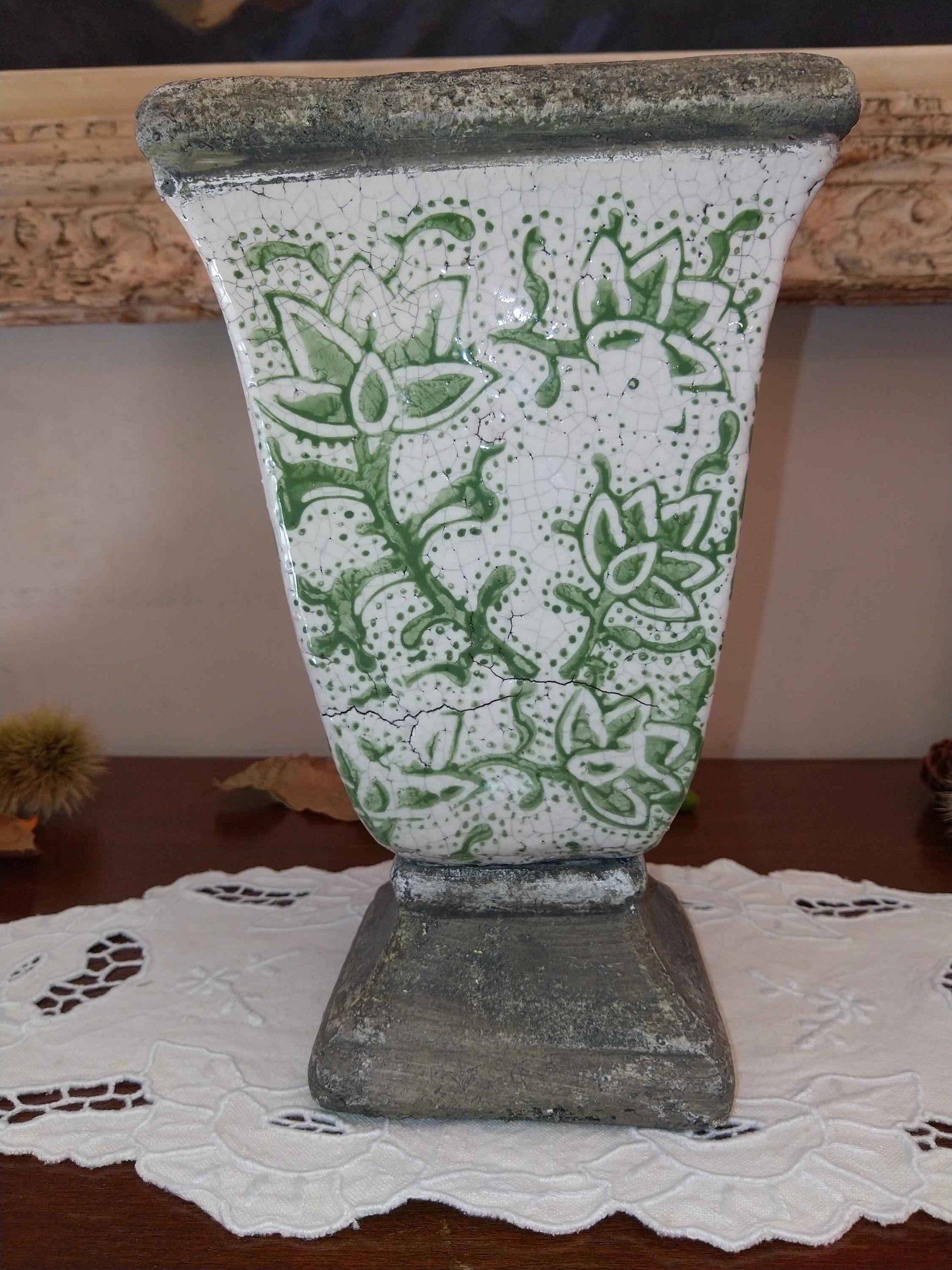 Vase ancien émaillé au style raffiné pour une décoration unique