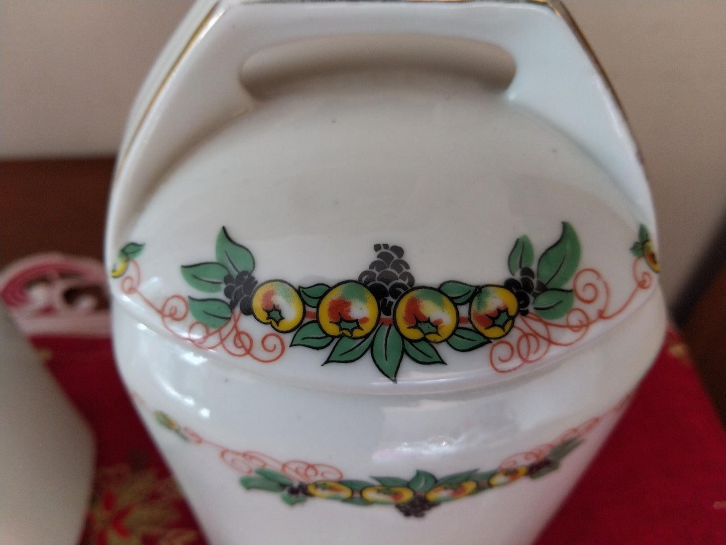 Ensemble de 6 pots à épices anciens en porcelaine, déco de pommes et raisins - Matt's french antiques