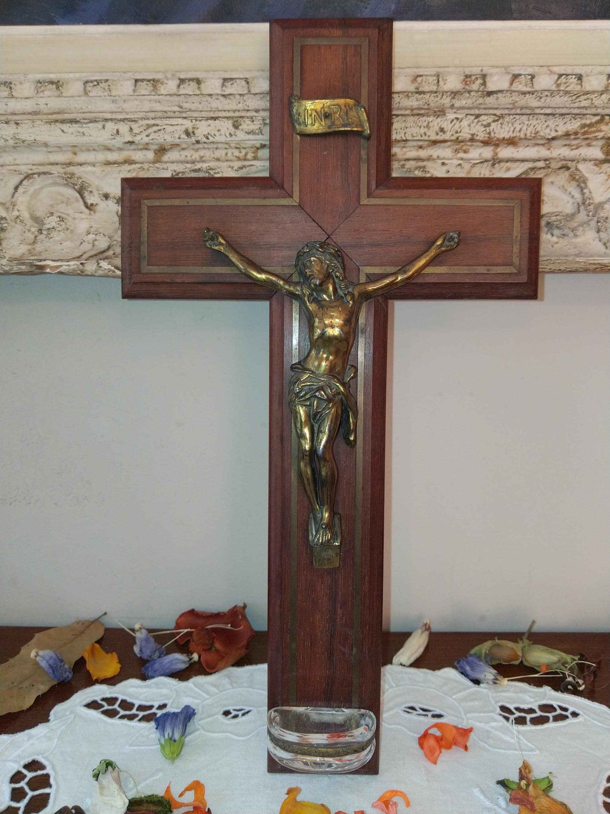 Crucifix ancien en bois et métal doré avec bénitier vintage des années 50