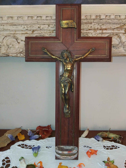 Crucifix ancien en bois et métal doré avec bénitier vintage des années 50
