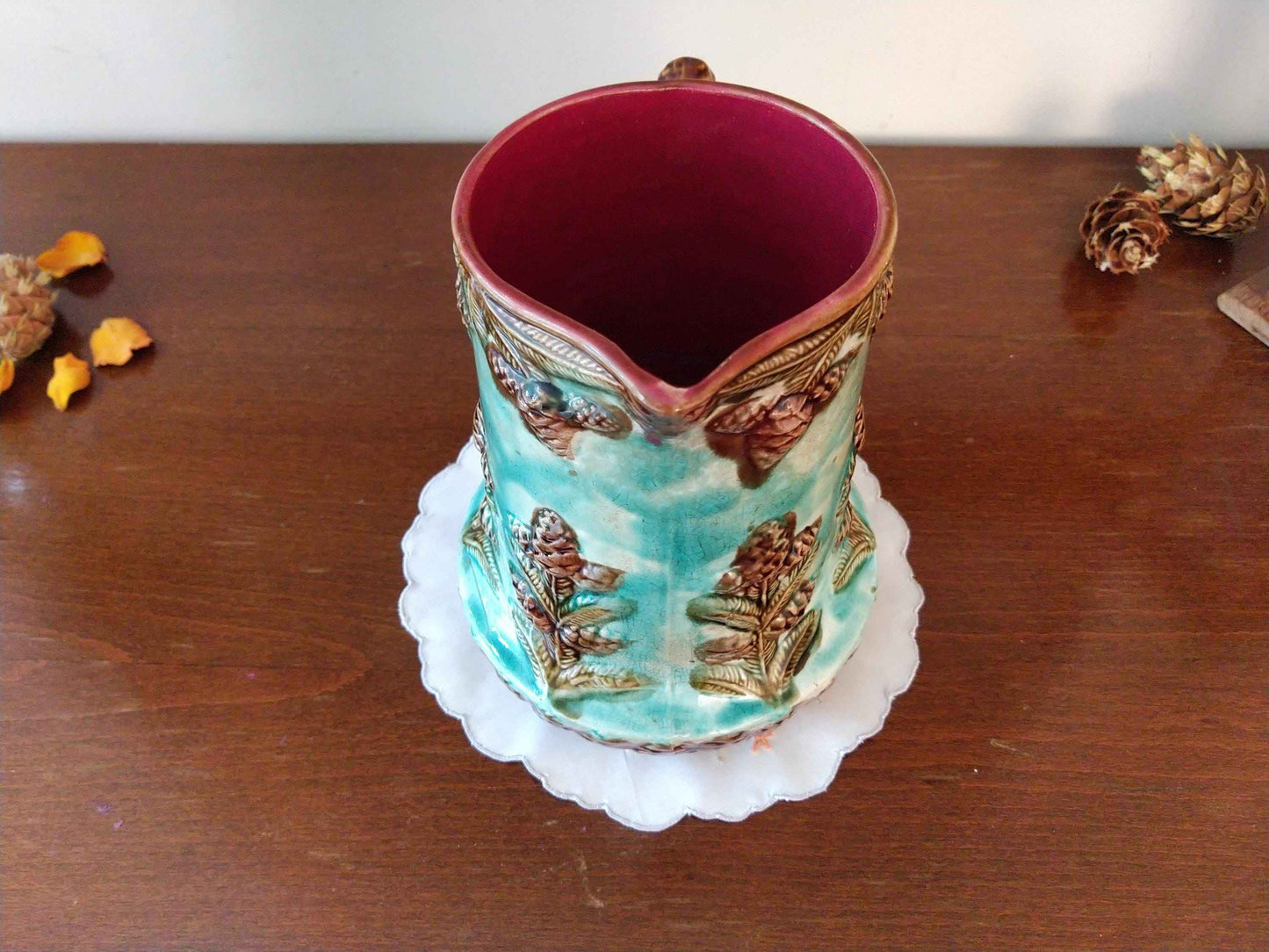 Pichet barbotine 19ème siècle avec décor de pomme de sapin - Carafe ancienne en céramique artisanale