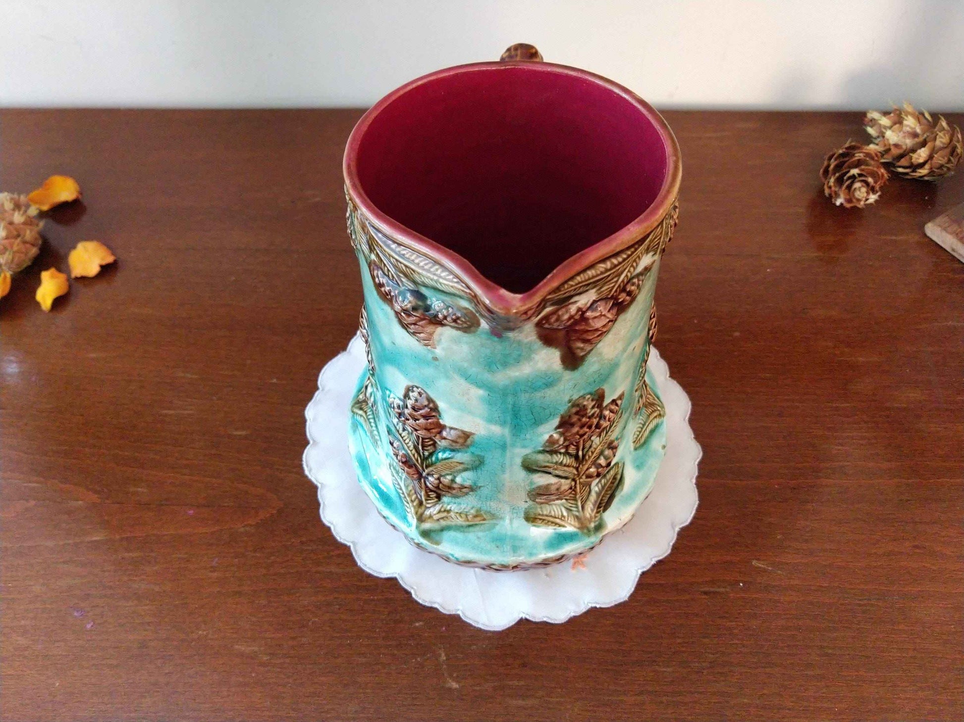 Pichet barbotine 19ème siècle avec décor de pomme de sapin - Carafe ancienne en céramique artisanale