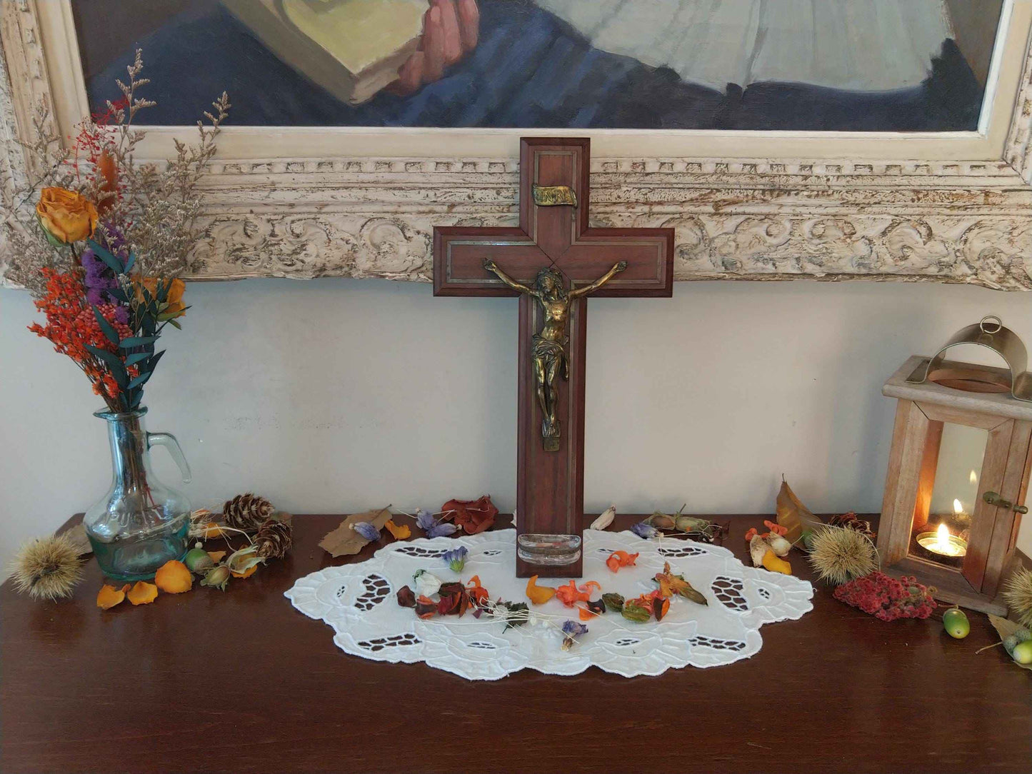 Crucifix ancien en bois et métal doré avec bénitier vintage des années 50