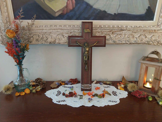 Crucifix ancien en bois et métal doré avec bénitier vintage des années 50
