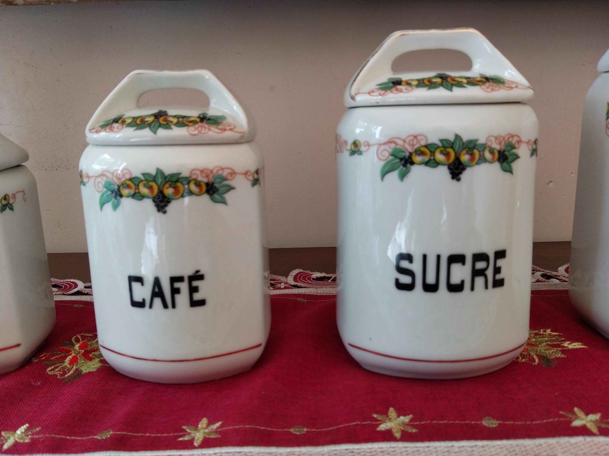 Ensemble de 6 pots à épices anciens en porcelaine avec décoration de pommes et raisins