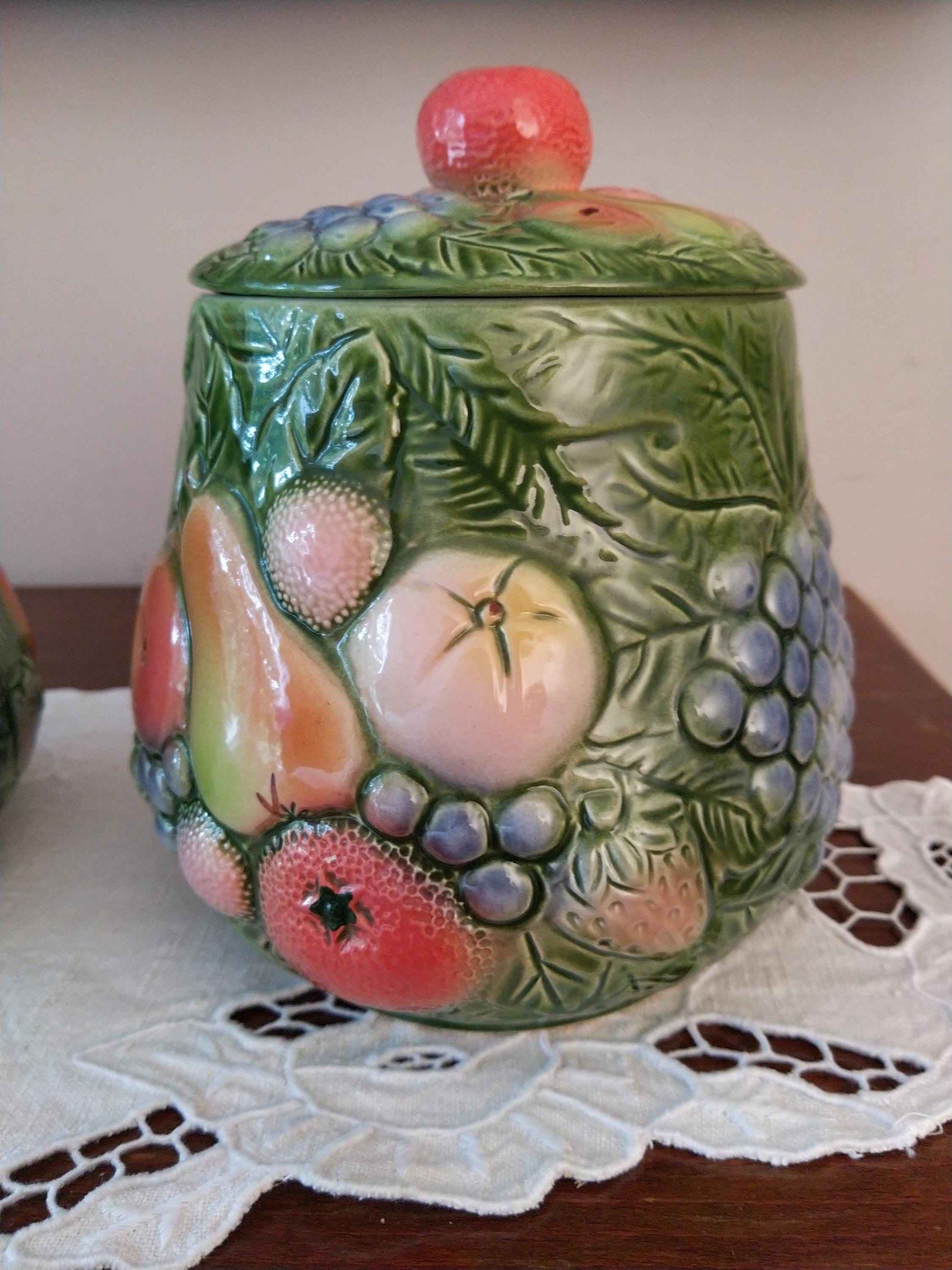 Ensemble de 5 pots à épices vintage en barbotine avec décor fruitier, 20ème siècle