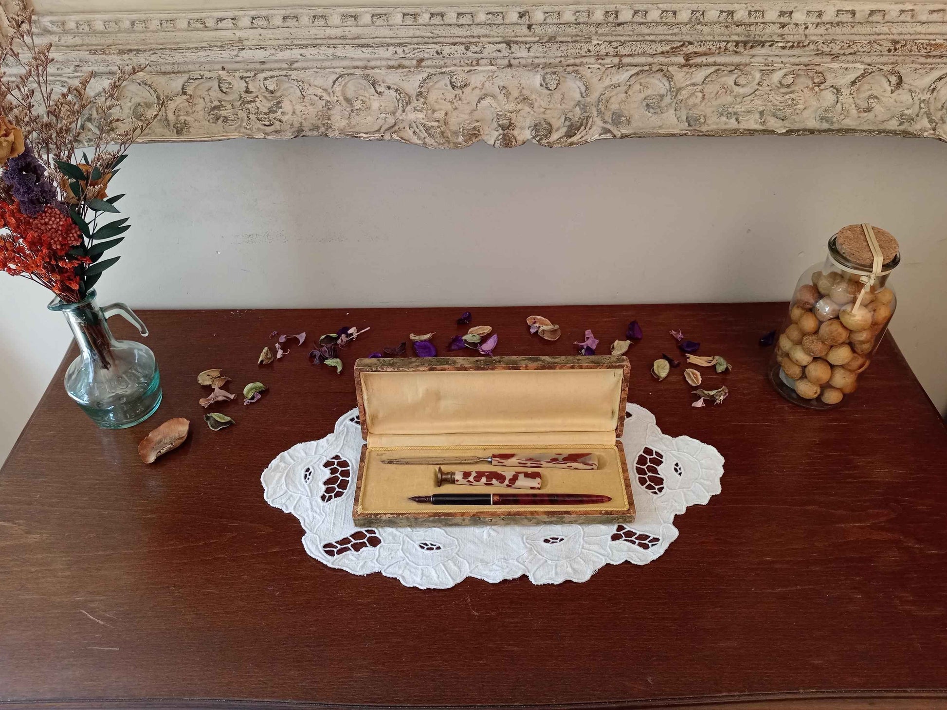 Set d'écriture vintage années 1930 : stylo plume, ouvre lettre et cachet à la cire