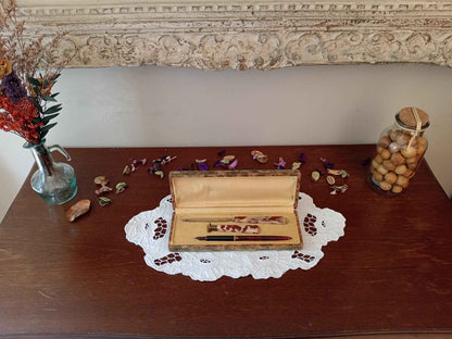 Set d'écriture vintage années 1930 : stylo plume, ouvre lettre et cachet à la cire