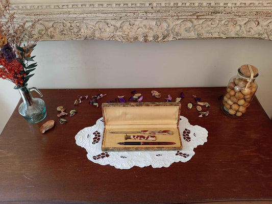 Set d'écriture vintage années 1930 : stylo plume, ouvre lettre et cachet à la cire