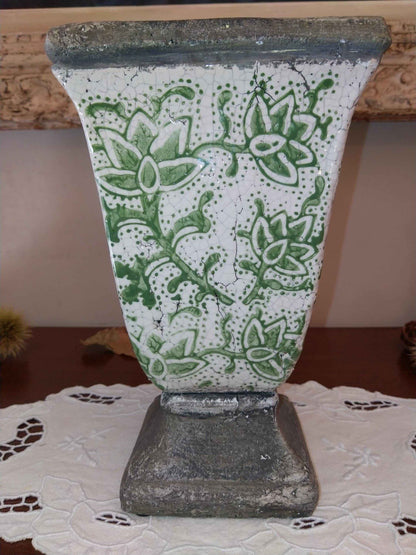 Vase ancien émaillé au style raffiné pour une décoration unique