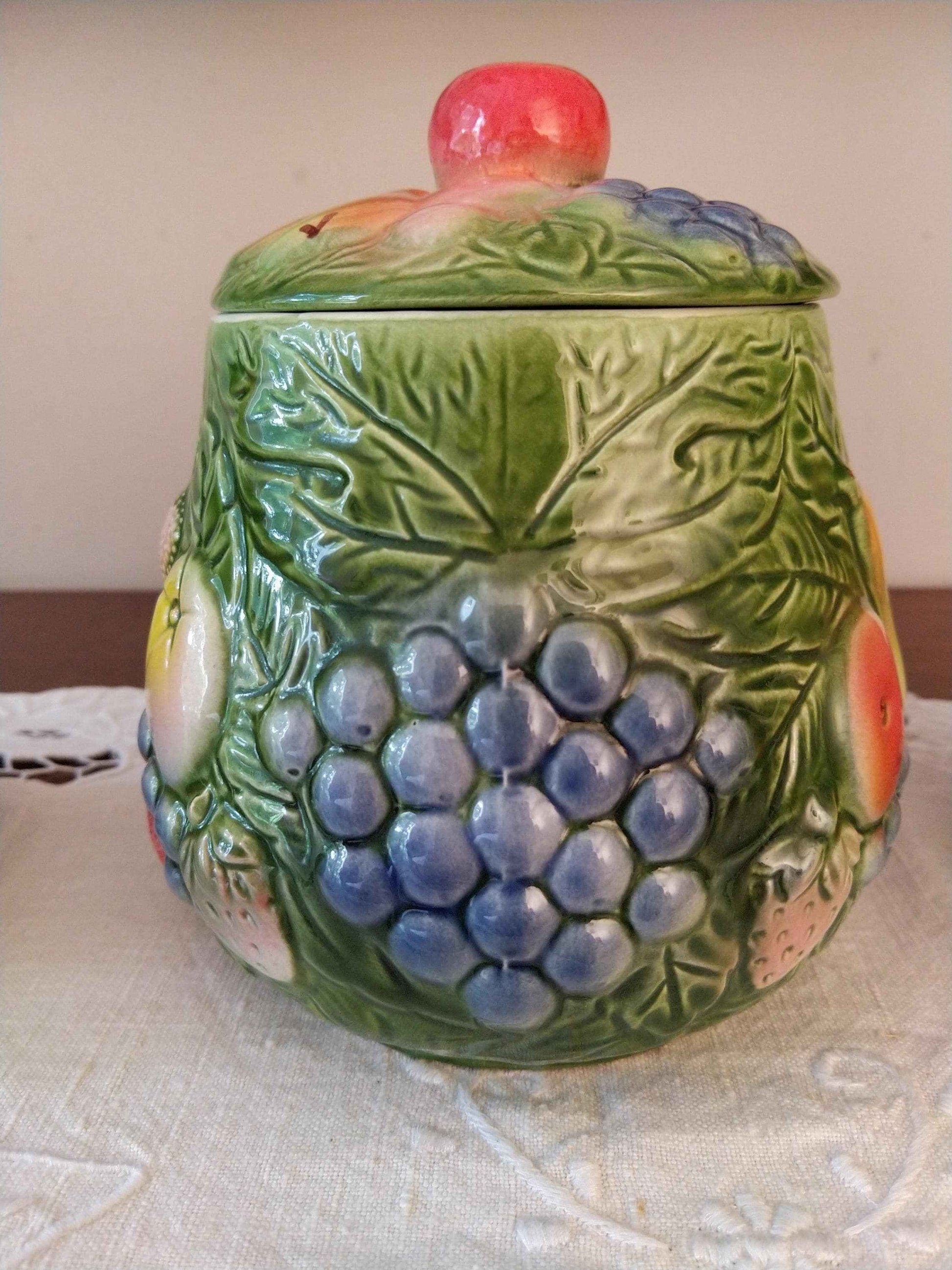Ensemble de 5 pots à épices vintage en barbotine avec décor fruitier, 20ème siècle