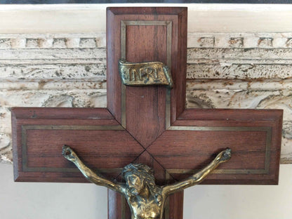 Crucifix ancien en bois et métal doré avec bénitier vintage des années 50