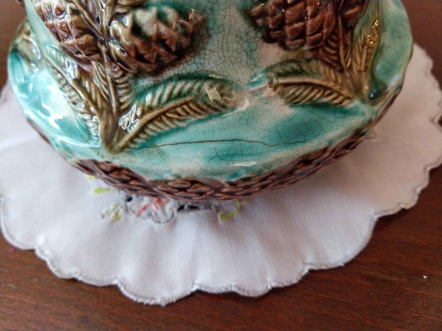 Pichet barbotine 19ème siècle avec décor de pomme de sapin - Carafe ancienne en céramique artisanale