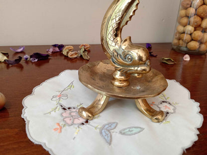 Paire de bougeoirs en bronze doré dauphins, style restauration française sculpté