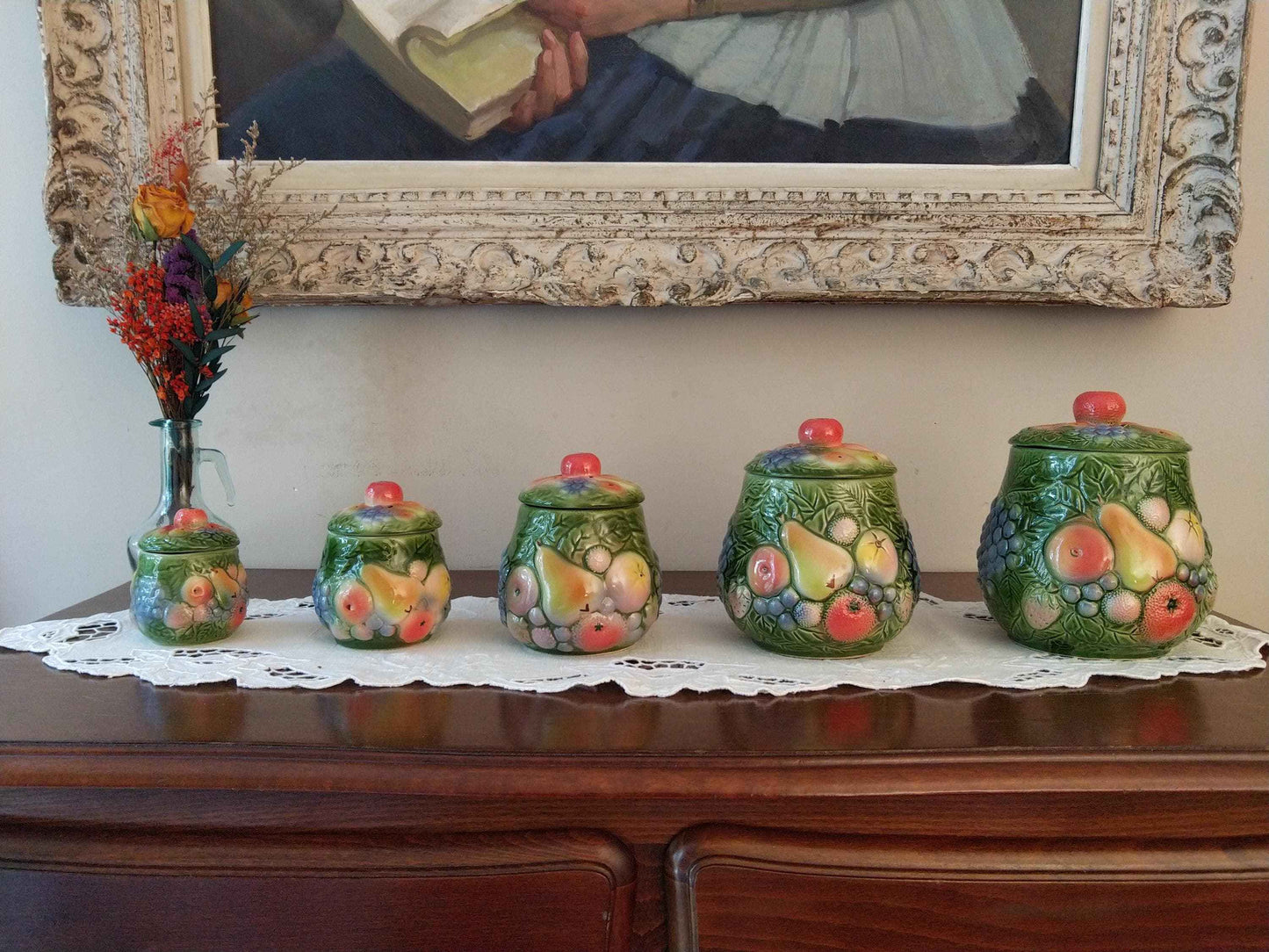 Ensemble de 5 pots à épices vintage en barbotine avec décor fruitier, 20ème siècle