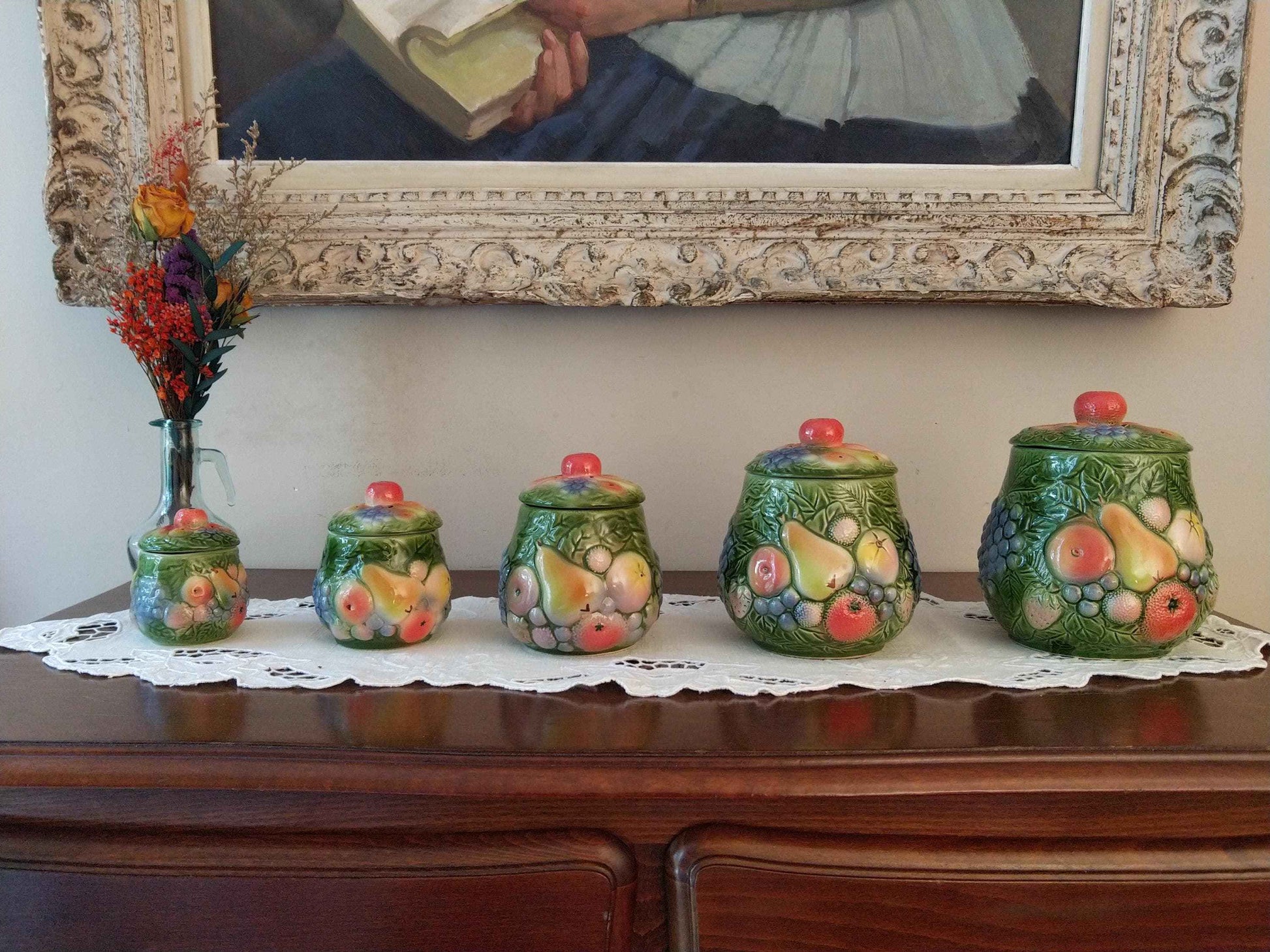 Ensemble de 5 pots à épices vintage en barbotine avec décor fruitier, 20ème siècle