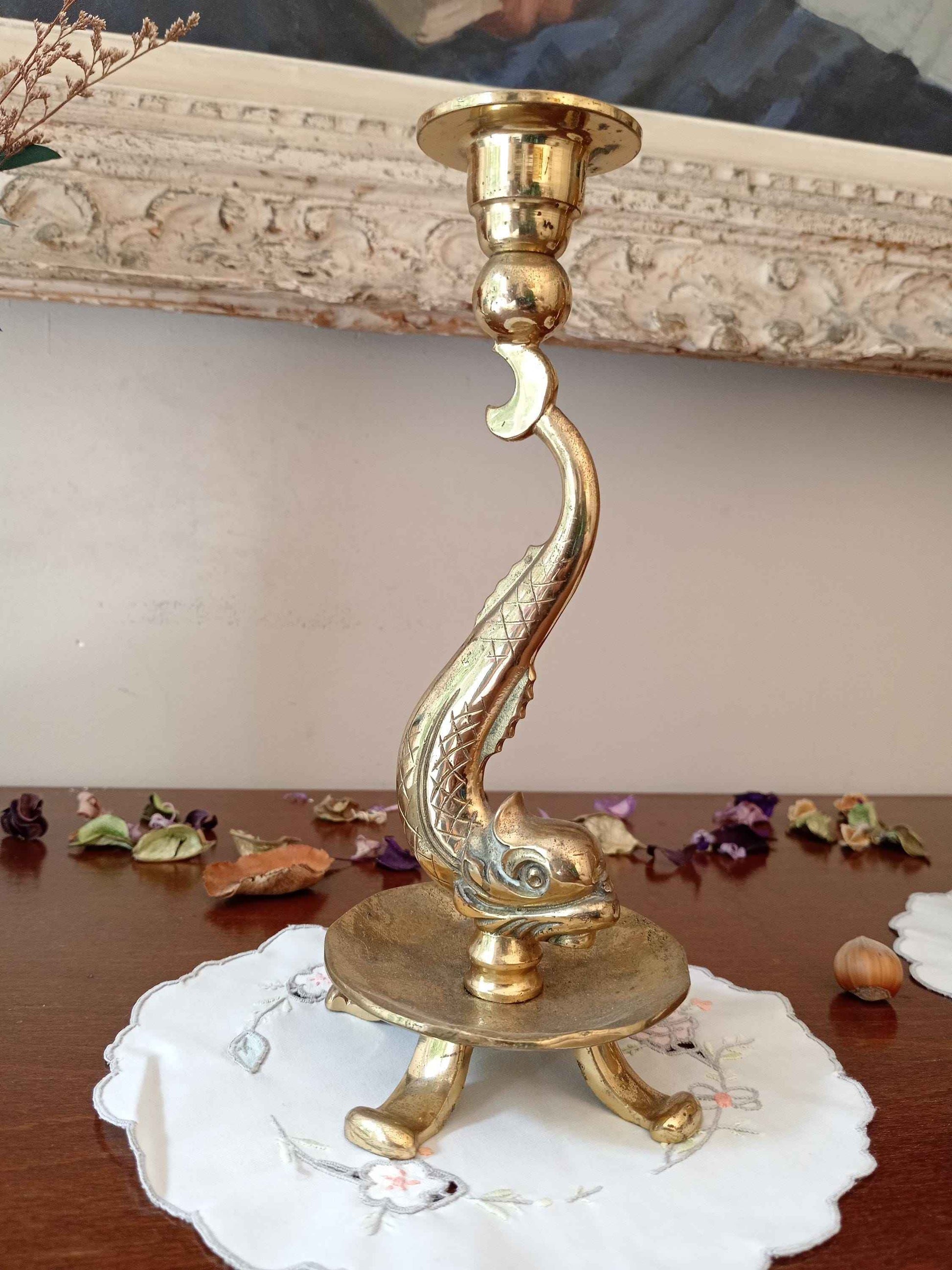 Paire de bougeoirs en bronze doré dauphins, style restauration française sculpté