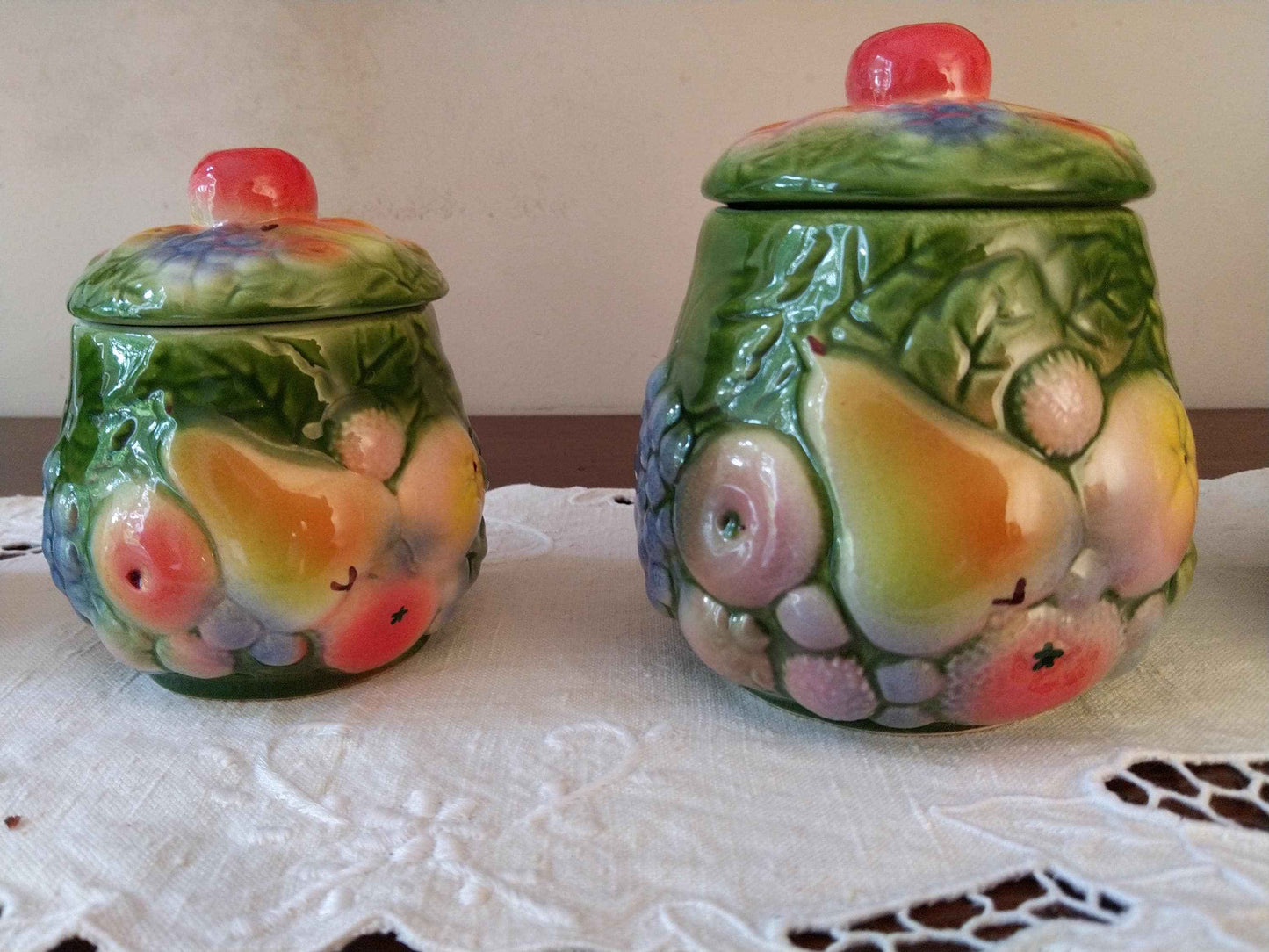Ensemble de 5 pots à épices vintage en barbotine avec décor fruitier, 20ème siècle