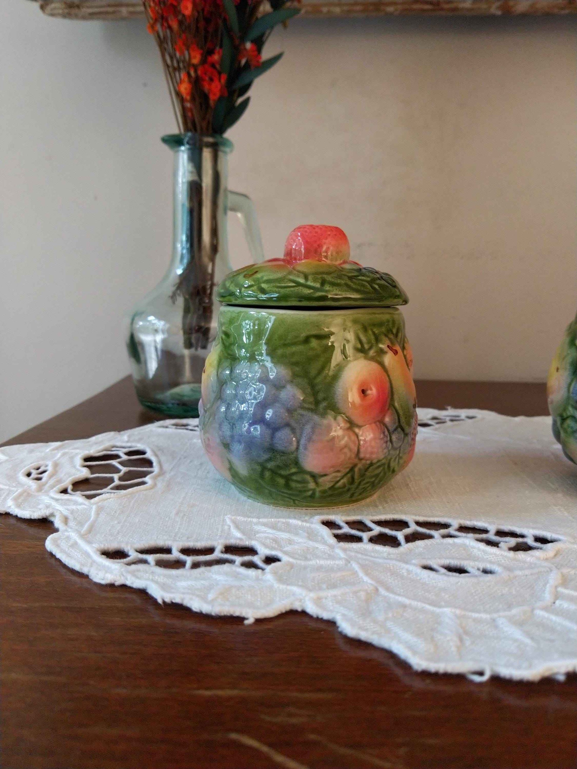 Ensemble de 5 pots à épices vintage en barbotine avec décor fruitier, 20ème siècle
